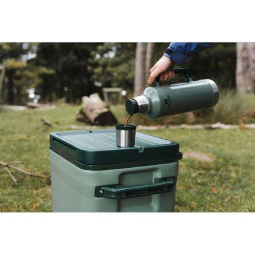 Web JPG STANLEY AW22 COOLER 30QT STANLEYGREEN CLASSICBOTTLE2.5QT HAMMERTONEGREEN 01