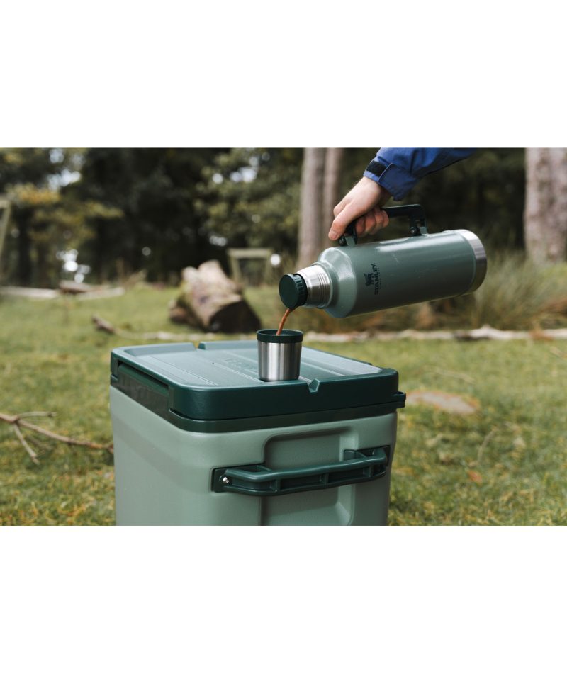 Web JPG STANLEY AW22 COOLER 30QT STANLEYGREEN CLASSICBOTTLE2.5QT HAMMERTONEGREEN 01